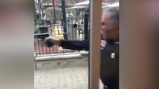 Chicago Security Guard Shows Restraint