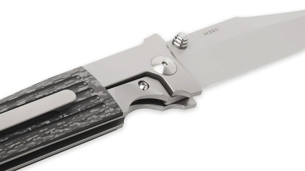 A frame lock keeps the knife in full lockup during use.