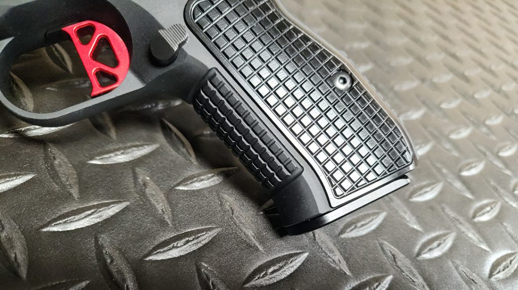 The DWX Compact utilizes the Ned Christensen style frag pattern on the grip.