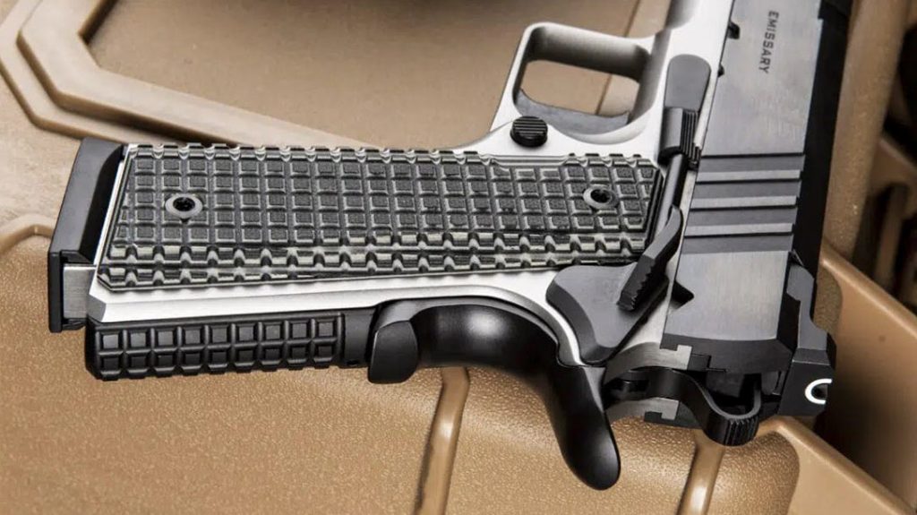 Wrapped in a grenade pattern, the grip provides firm control in any condition.